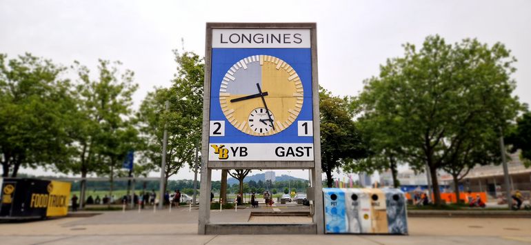 Die Stadionuhr des „Wunders von Bern“ steht heute als Denkmal neben dem Stadion Wankdorf  (Copyright IGE)