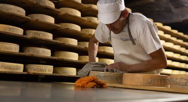 Hier entsteht Formaggio d’alpe ticinese (Tessiner Alpkäse) AOP - einer der 12 Schweizer Käsespezialitäten mit einer AOP (© IGE)