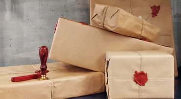 Stapel von Postpaketen